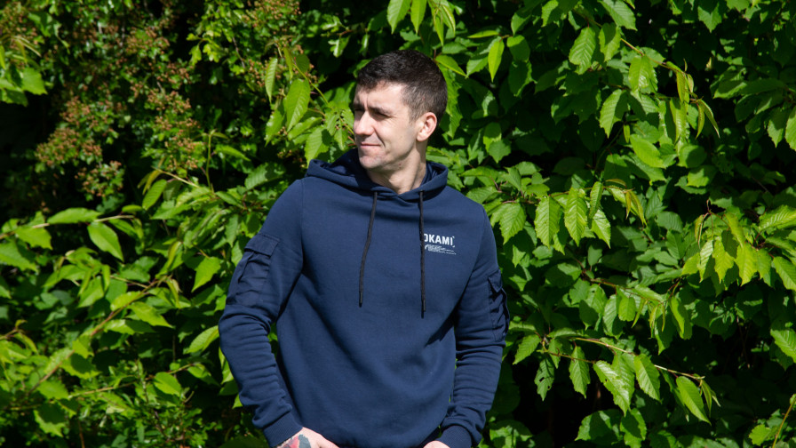 Veteran Steven standing in front of leafy backdrop